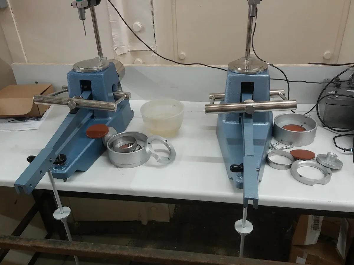 Límites de Atterberg en Suelos de Santiago: Plasticidad, Norma Chilena y Caracterización Geotécnica